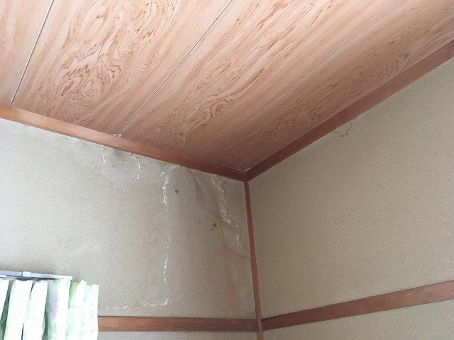壁にも雨漏りの影響が出ている